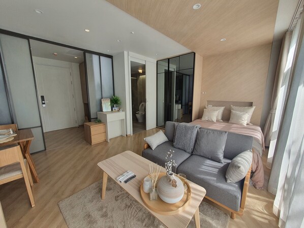 Eenvoudige eenpersoonskamer, uitzicht op de stad | Een bureau, gratis wifi