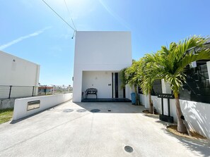 Exterior - Monochrome (Yomitan)