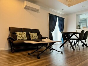 House | Living area | 43-inch Smart TV with digital channels - Monochrome (Yomitan)