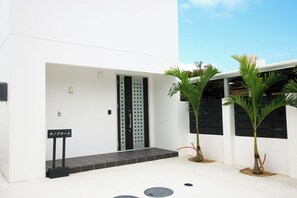 Exterior - Monochrome (Yomitan)