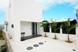 Exterior - Monochrome (Yomitan)