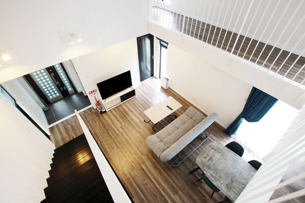 House | Living area | 43-inch Smart TV with digital channels - Monochrome (Yomitan)