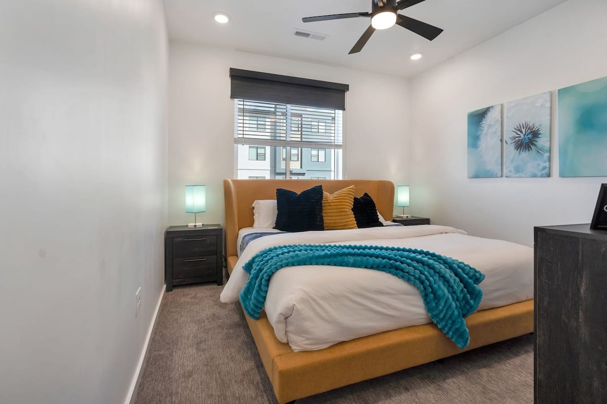 4 habitaciones, ropa de cama de alta calidad y cortinas blackout