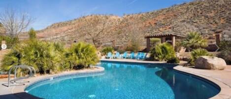 Una piscina techada, 3 piscinas al aire libre