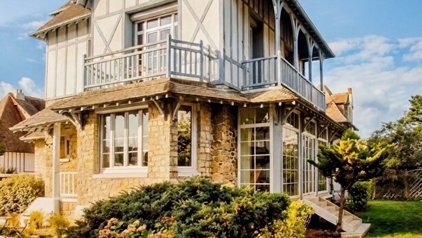 A two-story house with a stone facade, a balcony, and a well-maintained garden. - Dream villa 50 meters from the beach! (Benerville-sur-Mer)