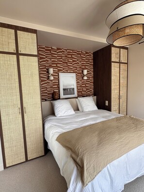 6 bedrooms, desk, iron/ironing board, travel cot