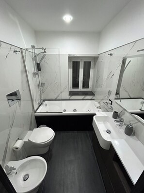 Jetted bath, hair dryer, bidet, towels