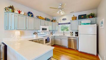 雪櫃、微波爐、焗爐、爐具