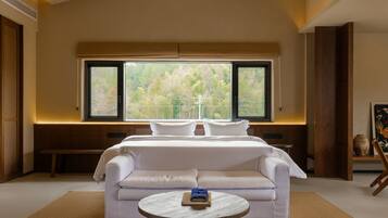 Habitación familiar | Ropa de cama de alta calidad y espacio para trabajar con laptop