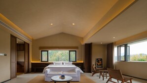 Habitación familiar | Ropa de cama de alta calidad y espacio para trabajar con laptop 