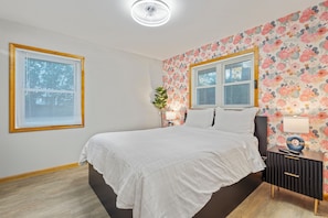 3 Schlafzimmer, Schreibtisch, Bügeleisen/Bügelbrett, Reisekinderbett