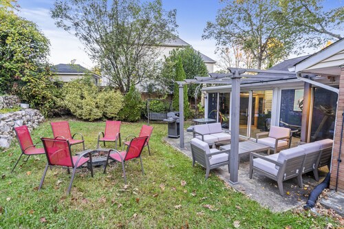 Relaxing 3-bedroom Home on 1 level w/ Sauna & Firepit, 20 Mins to D.C.