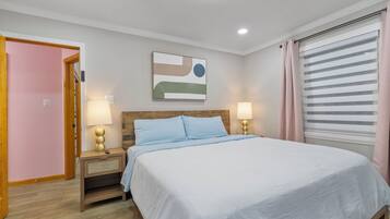 3 quartos, escrivaninha, ferros/tábuas de passar roupa, berço de viagem