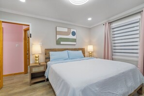 3 Schlafzimmer, Schreibtisch, Bügeleisen/Bügelbrett, Reisekinderbett