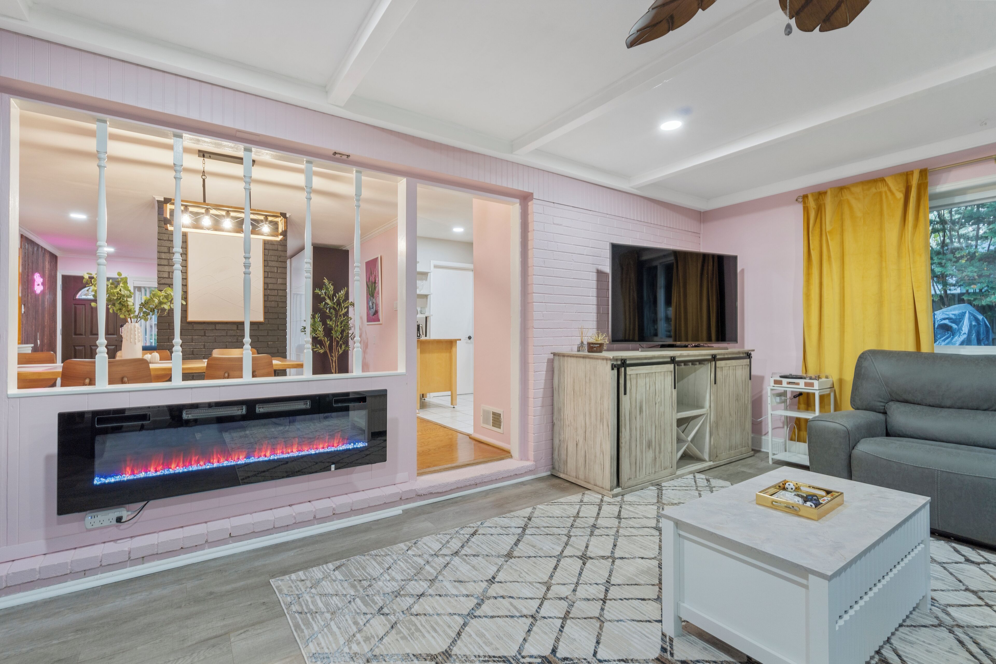 Smart-tv, pejs, bordfodbold, bøger