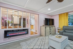 Smart TV, fireplace, foosball, books - Relaxing 3-bedroom Home on 1 level w/ Sauna & Firepit, 20 Mins to D.C. (Springfield)