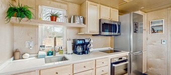 Relaxing spa-like tiny house w/ hot tub, sauna, beach access, dog-friendly