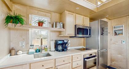 Relaxing spa-like tiny house w/ hot tub, sauna, beach access, dog-friendly