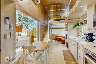 Relaxing spa-like tiny house w/ hot tub, sauna, beach access, dog-friendly