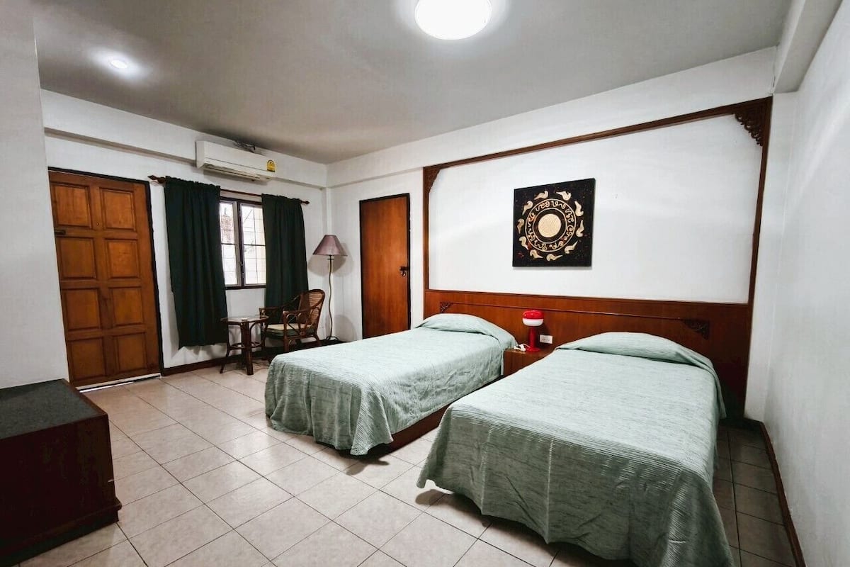 Basic Twin Room | In-room safe, blackout drapes, free WiFi