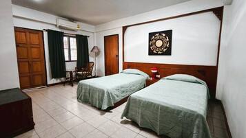 Eenvoudige Twin kamer | Een kluis op de kamer, verduisterende gordijnen, gratis wifi, beddengoed