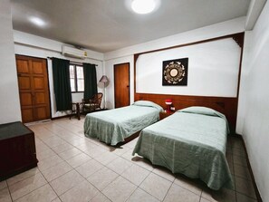 Basic-værelse med 2 enkeltsenge | Pengeskab på værelset, mørklægningsgardiner, gratis Wi-Fi, sengetøj