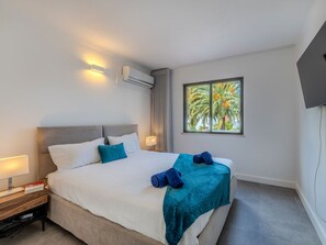 1 soveværelse, skrivebord, internetforbindelse