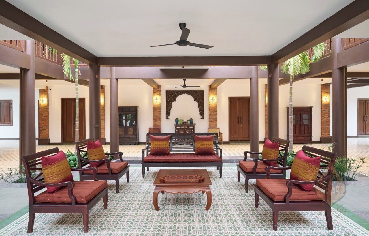 Family House | Living area | 44-inch Smart TV with digital channels, fireplace, heated floors