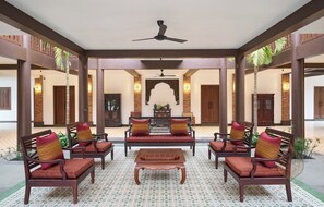 Family House | Living area | 44-inch Smart TV with digital channels, fireplace, heated floors - Phoum Chaufea Resort (Siem Reap)