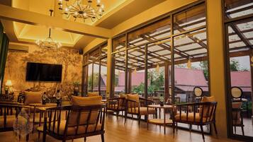 2 restaurants, breakfast served