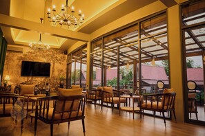 2 restaurants, breakfast served