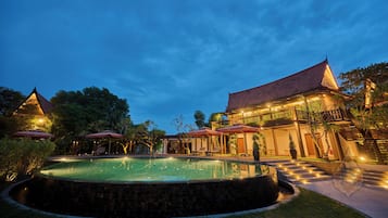 Poolside bar