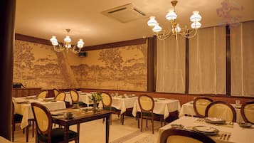 2 restaurantes; se sirven desayunos