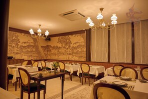 2 restaurants, breakfast served