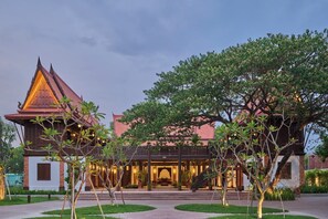 Premium bedding, pillow-top beds, minibar, in-room safe - Phoum Chaufea Resort (Siem Reap)