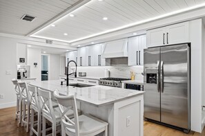 Geladeira, micro-ondas, fogão, cooktop