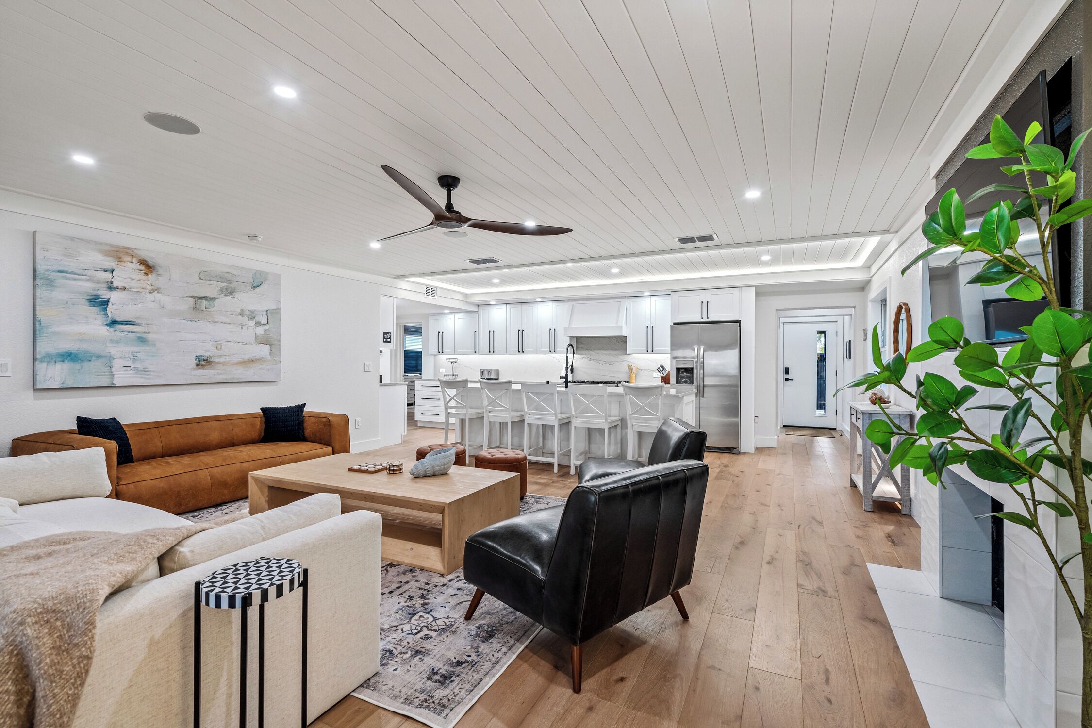 TV connectée, cheminée, jeux vidéo, table de tennis de table