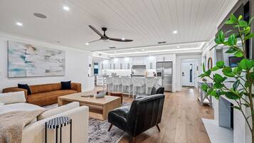 Smart-TV, Kamin, Videospiele, Tischtennisplatte