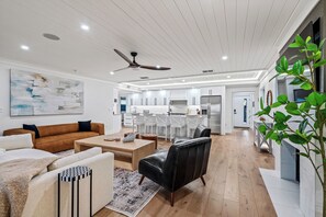 Smart TV, lareira, videogames, mesa de pingue-pongue