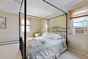 4 bedrooms, iron/ironing board, internet, bed sheets