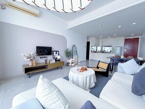 Design-Apartment, 2 Schlafzimmer, Stadtblick | Wohnbereich | 43-Zoll-Smart-TV mit Digitalempfang