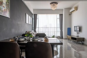 Design Apartment, 2 Bedrooms, City View | In-room dining - Yue Tai Apartment City Center by Soben (Phnom Penh)