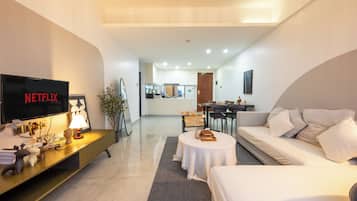 Design-Apartment, 2 Schlafzimmer, Stadtblick | Wohnbereich | 43-Zoll-Smart-TV mit Digitalempfang