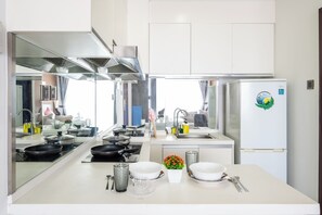 Studio – comfort, byutsikt | Eget kjøkken | Kjøleskap, mikrobølgeovn, kokeplater og oppvaskmaskin