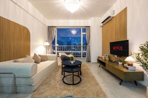 Leilighet – design, 2 soverom, byutsikt | Oppholdsområde | En 43-tommers smart-TV med digitale kanaler