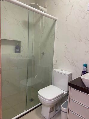 Dusche, Handtücher, Seife, Shampoo