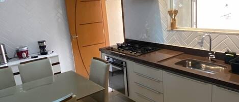 Kjøleskap, mikrobølgeovn, ovn og kokeplater