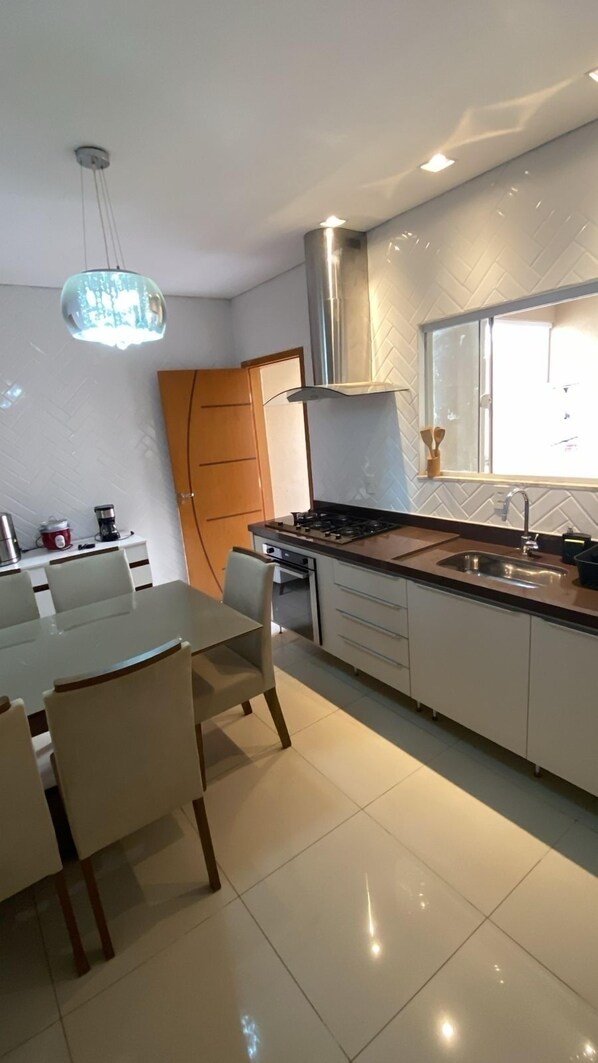Frigorifero, microonde, forno, piano cottura