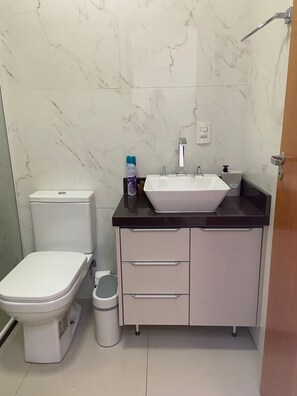 Douche, serviettes fournies, savon, shampoing