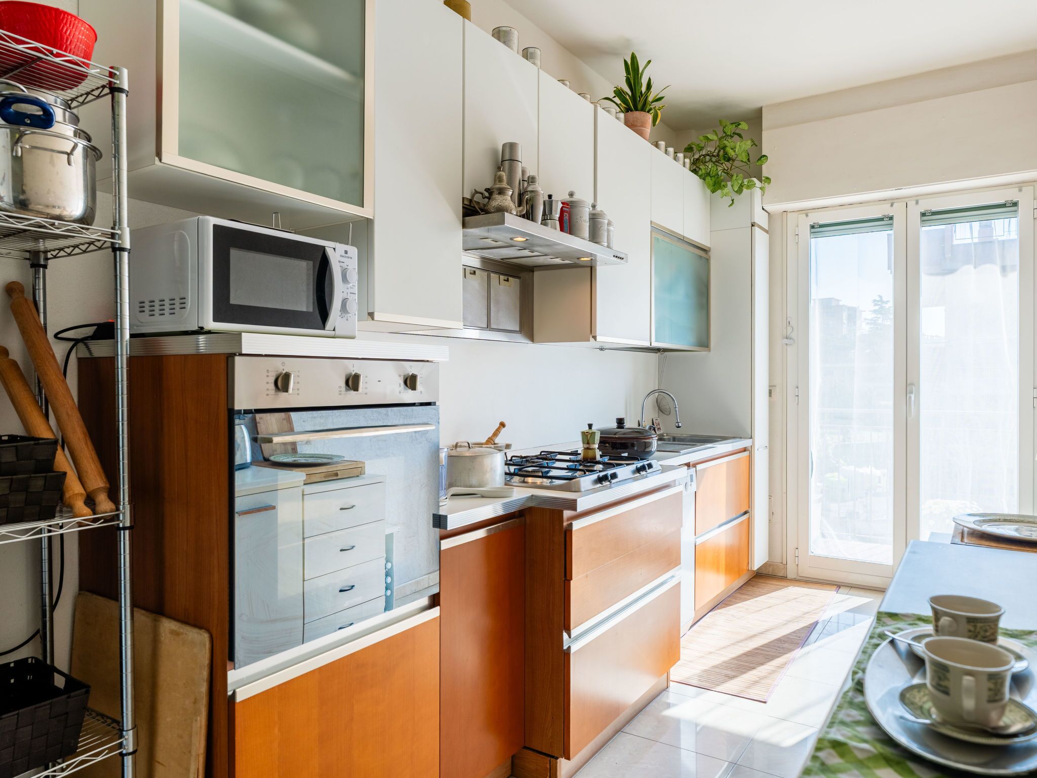 Fridge, oven, dishwasher, cookware/dishes/utensils